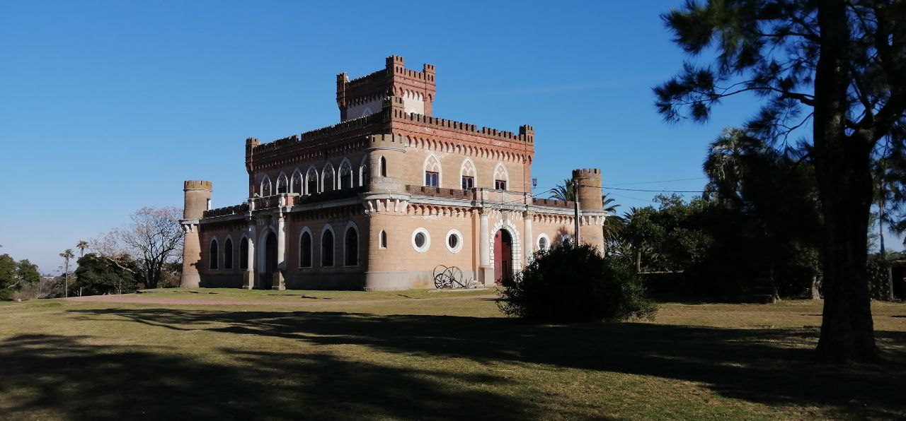 Castillo de Piria rodeado de jardines