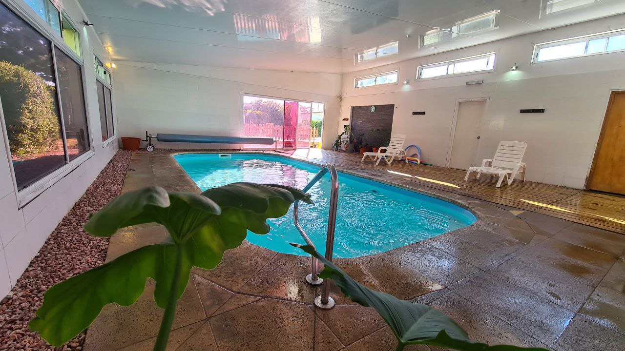 Piscina interior cerrada y climatizada