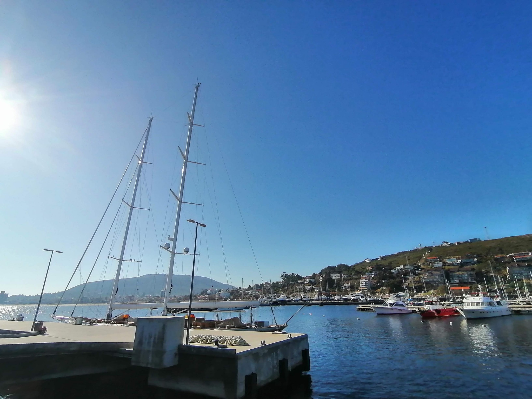 Puerto de Piriápolis con embarcaciones y cerros al fondo
