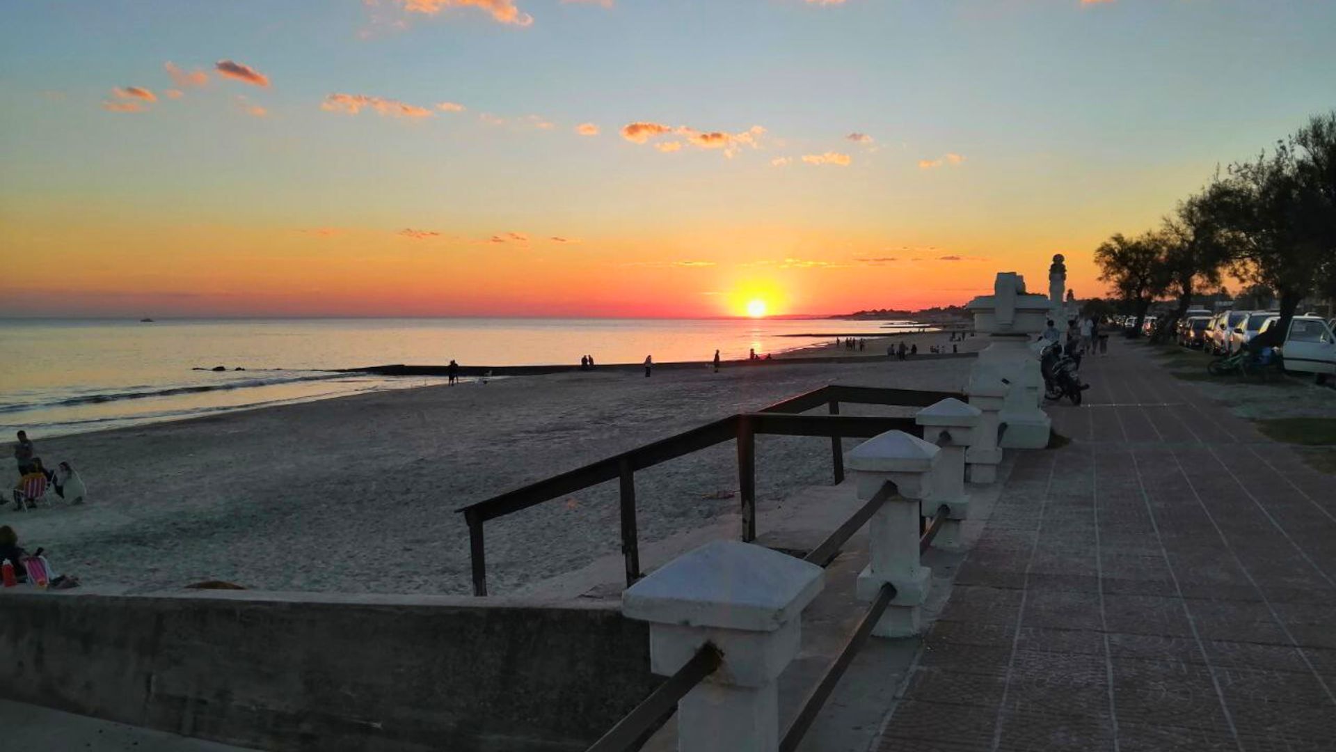 Playa y rambla de Piriápolis al atardecer